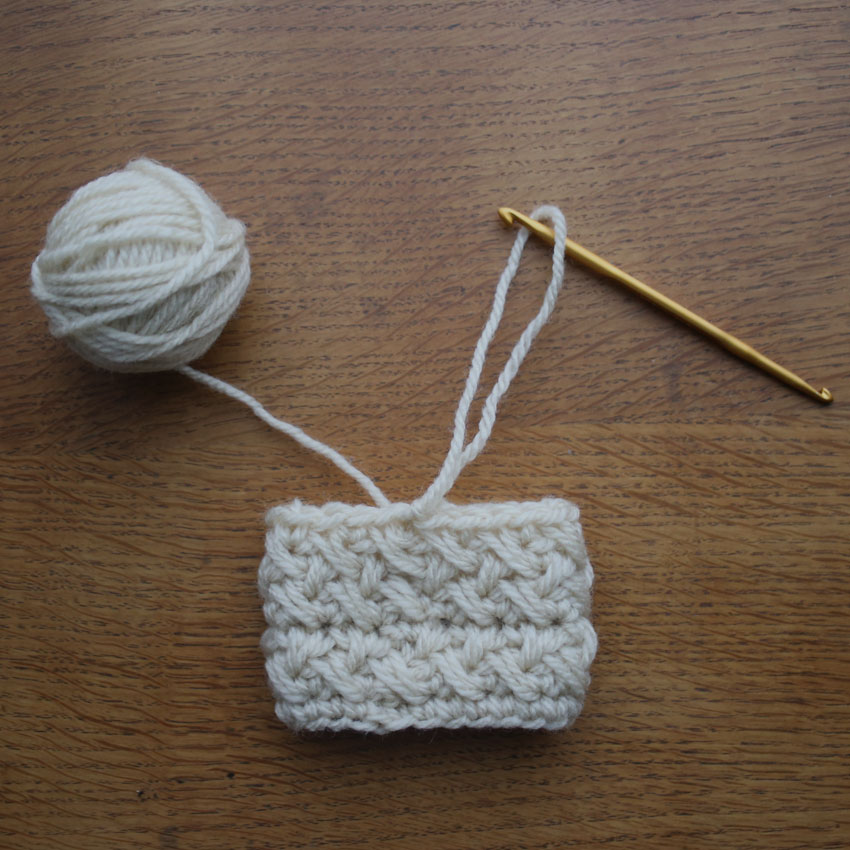 かぎ針編みの糸の渡し方。目がほどけないように一度糸を休ませる手法