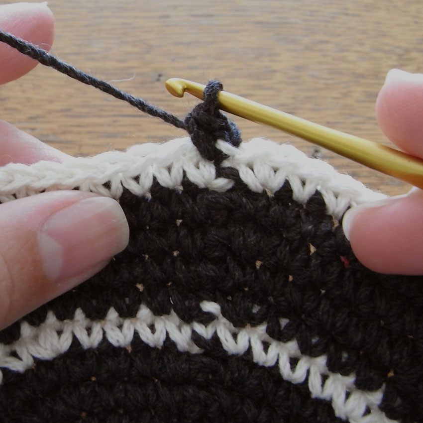 かぎ針編みの段ごとの色替え。新しい色の糸に引き抜いたあとの手元と編み地