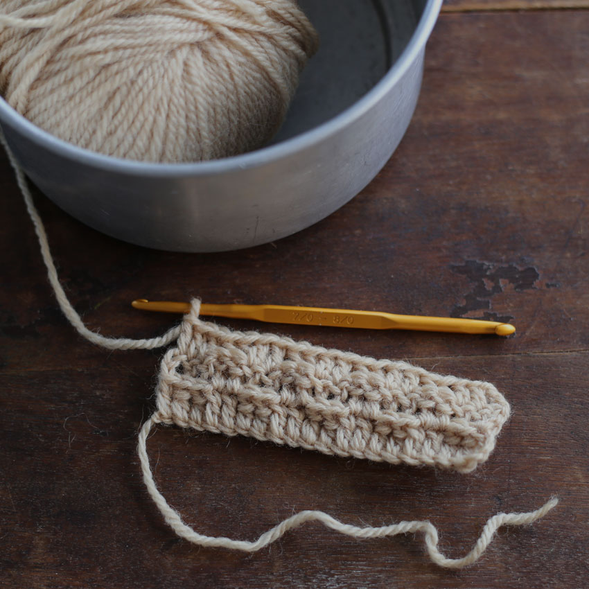 かぎ針編みの往復編みにおける引き上げ編みの解説。表引き上げ編みと裏引き上げ編みの記号の読み方と違い。