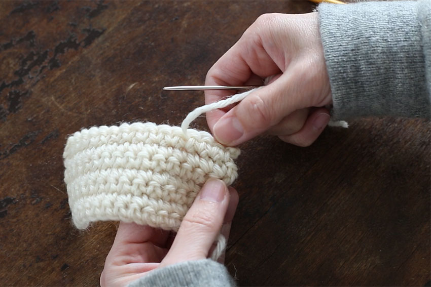 [2] 針を引き抜くと、このように毛糸が編み地の中をくぐります。
