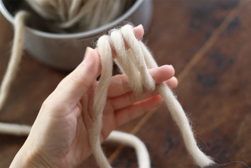 わ編みの糸の持ち方[1] 左手の人差し指と中指に、糸を2重に巻きます。