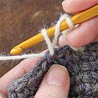 中長編み3目の玉編み[2] 糸をかけて引き出します。