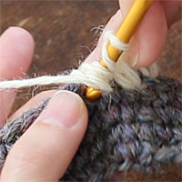 中長編み3目の玉編み[5] 糸をかけ、もう一度同じ目に針を入れます。