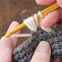 中長編み3目の玉編み[6] 糸をかけて引き出します。未完成の中長編みが3つできました。