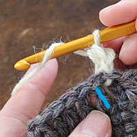 中長編み裏引き上げ編み[1] 針に糸をかけ、青い印の目を拾って編むのですが、
