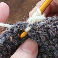中長編み裏引き上げ編み[2] このとき、編み地の裏側から針を入れて目を拾います。