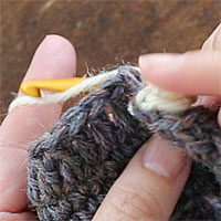 中長編み裏引き上げ編み[3] 針に糸をかけて引き出します。