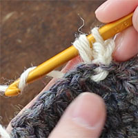 中長編み裏引き上げ編み[5] 糸をかけて、全てのループをくぐらせます。