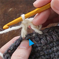 [5] 長編みが編めました。次は、1つ手前の目（青印）に針を入れ、2つ目の長編みを編みます。