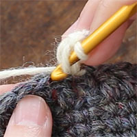 長編み3目の玉編み[1] 針に糸をかけ、前段の目に針を入れます。