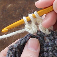 長編み3目の玉編み[3] 前段の同じ目に針を入れ、2つ目の未完成の長編みを編みます。