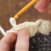 長編み5目のパプコーン編み[2] いったん針をはずします（ループを少し引き伸ばしておきます）。