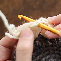 長編み5目のパプコーン編み[3] 1つ目の長編みの頭に針を入れ直します。