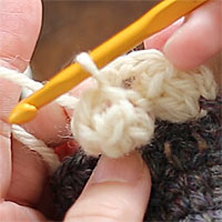 長編み5目のパプコーン編み[6] ループをくぐらせて糸を引き出しました。