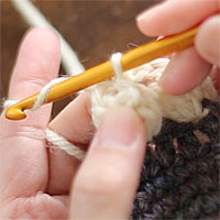 長編み5目のパプコーン編み[7] 針に糸をかけ、引き締めのくさりを1目編みます。