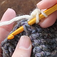 長編み表引き上げ編み[2] 前段の目を横からすくうように針を入れます。