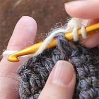長編み表引き上げ編み[3] 糸をかけて引き出します。