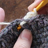 長編み裏引き上げ編み[2] 編み地の裏側から針を入れ、拾う目の右から針を出し、