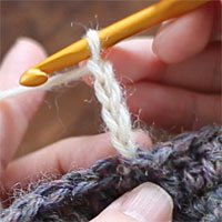 長編表引き上げ編み[1] 長々編みの編みはじめは、立ち上がりのくさりを4目編みます。