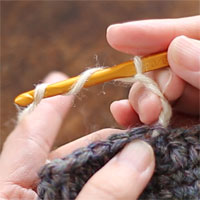 長編表引き上げ編み[2] 針に糸を2回巻きます。