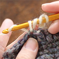 長編表引き上げ編み[4] 糸をかけ、針先に近い2つのループをくぐらせます。