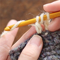 長編表引き上げ編み[5] また糸をかけ、同様に針先に近い2つのループをくぐらせます。