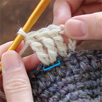 長々編み2目編み入れる[7] 長々編みが2目編み入れられました。青印が今編めた目です。