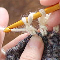 長々編み2目一度[3] 2つのループをくぐらせ、糸を引き出しました。もう一度糸をかけて、また針先に近い2つのループをくぐらせます。