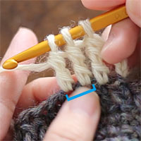 長々編み2目一度[6] 未完成の長々編みが2つできました。糸をかけ、未完成の長々編み2つを一度に完成させます。