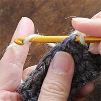 リング編み[4] 針に糸をかけて引き出します。