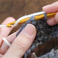 わ編みの段の変わり目で糸をつける