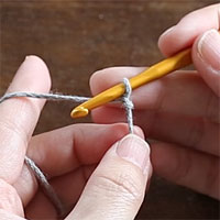 スレッドコードの編み方［3］糸を引き出したあと、ループを軽く引き締めます。