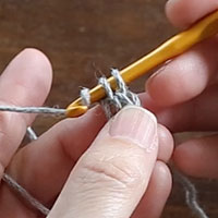 スレッドコードの編み方［8］針に糸をかけ、2つのループをくぐらせます。