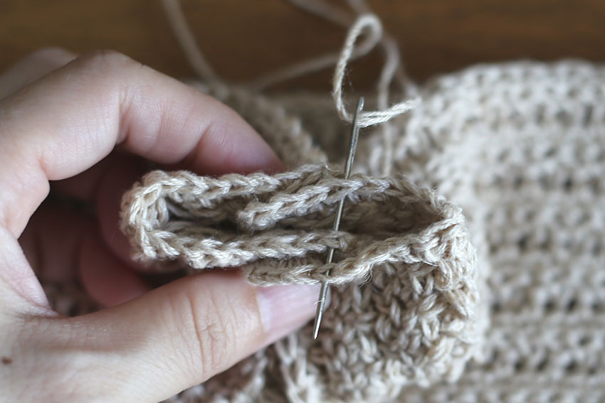 かぎ針編み クロスヘアバンド ⑤編み地を縫いとめる