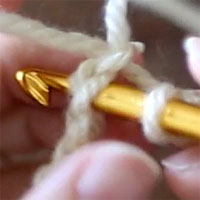 針を入れると、このように2本の糸をすくった状態になります。ここから引き抜き編みをします。