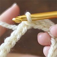引き抜き編みをすると、このようになります。ここから、くさり1目で立ち上がり、こま編みを1つ編みます。