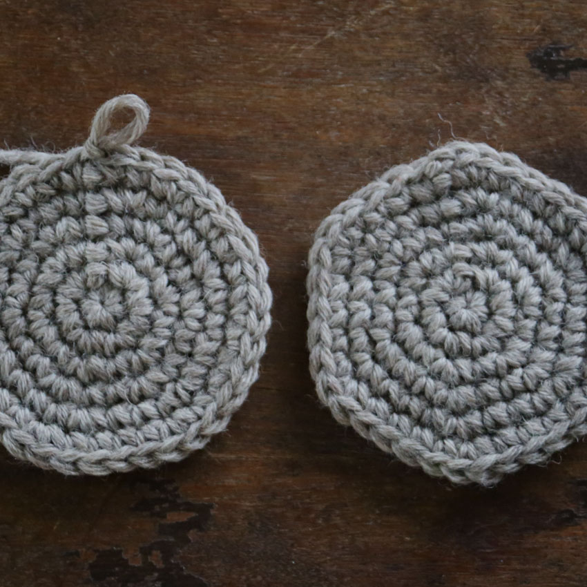 こま編みの円の法則。増目の位置をずらして丸く編む法則と、編み図と編み地の関係性の解説 - Ronique