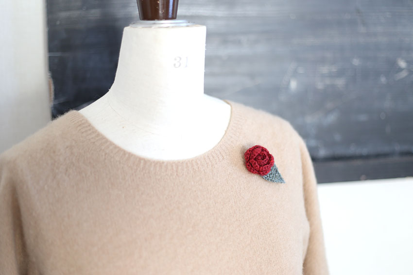 かぎ針編み お花ブローチ セーターに
