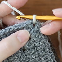 こま編みはぎ[1]角に針を入れる