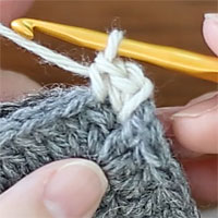 こま編みはぎ[4]編み地2枚の目を拾ってこま編み