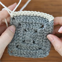 こま編みはぎ[6]最後の角も束にすくってこま編み