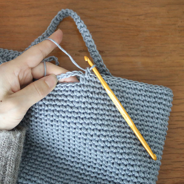 一体型持ち手の編み方1. くさりの手前までこま編みができたところ