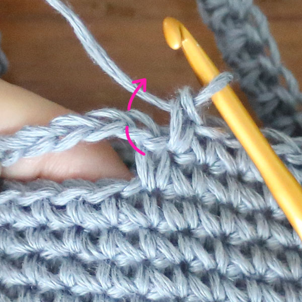 一体型持ち手の編み方2. くさりの向こう側1本と裏山を拾ってこま編み