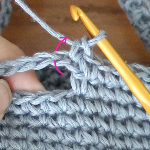 一体型持ち手の編み方3. くさりはすべて同様に拾う