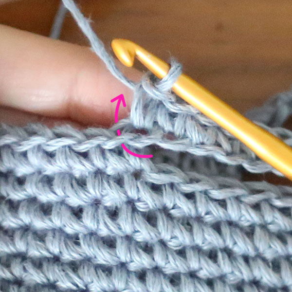 一体型持ち手の編み方5. くさりが終わって次のこま編みは通常通り拾う
