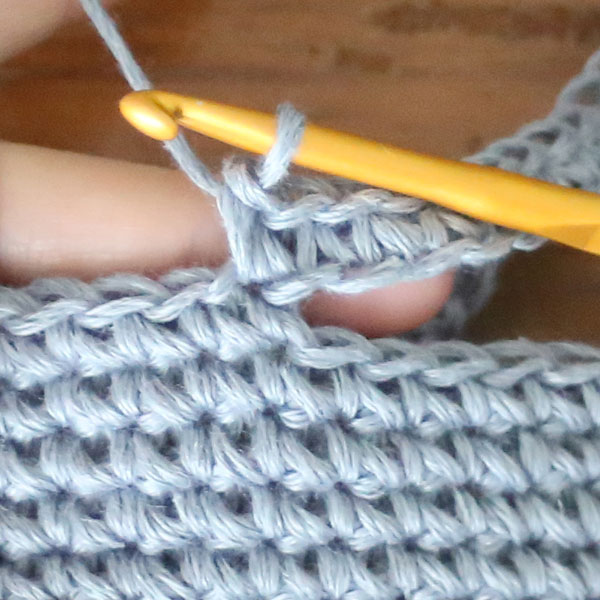 一体型持ち手の編み方6. こま編みが編めたところ。あとは通常通りこま編み