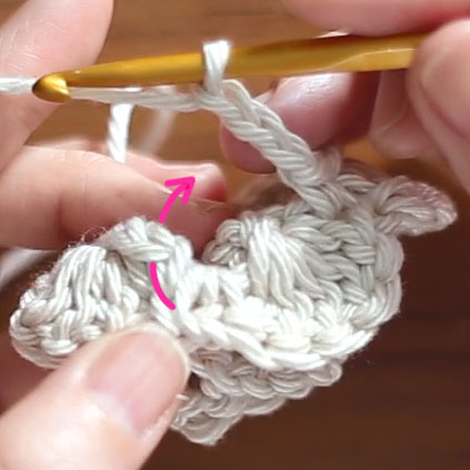 かぎ針編み お花5段目 8. 最初のこま編みに針を入れる