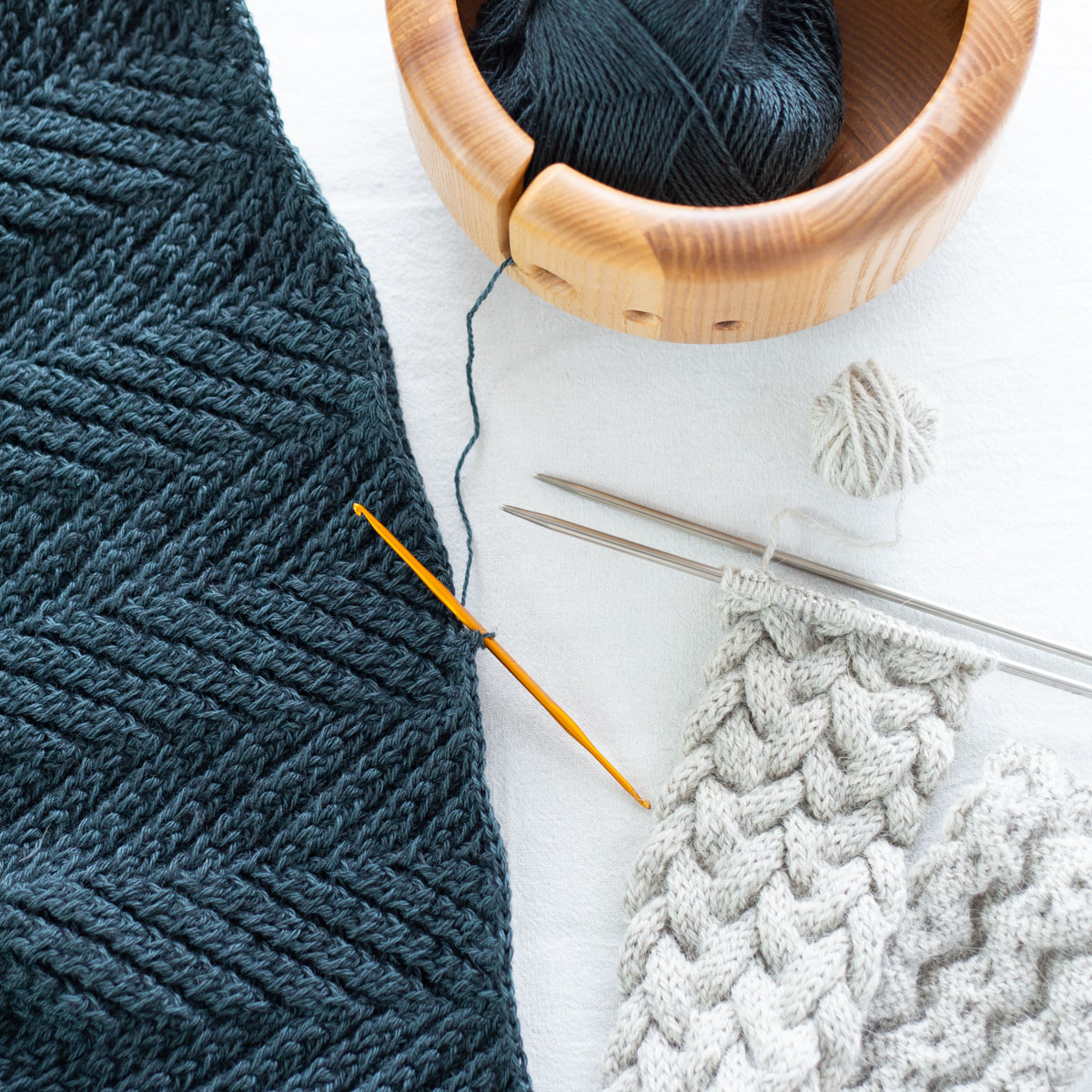 かぎ針編みと棒針編みの違いを徹底比較。作品の傾向、糸の消費量、編み地の特徴、外への持ち運びやすさ（ポータビリティ）の違いを詳しく解説。