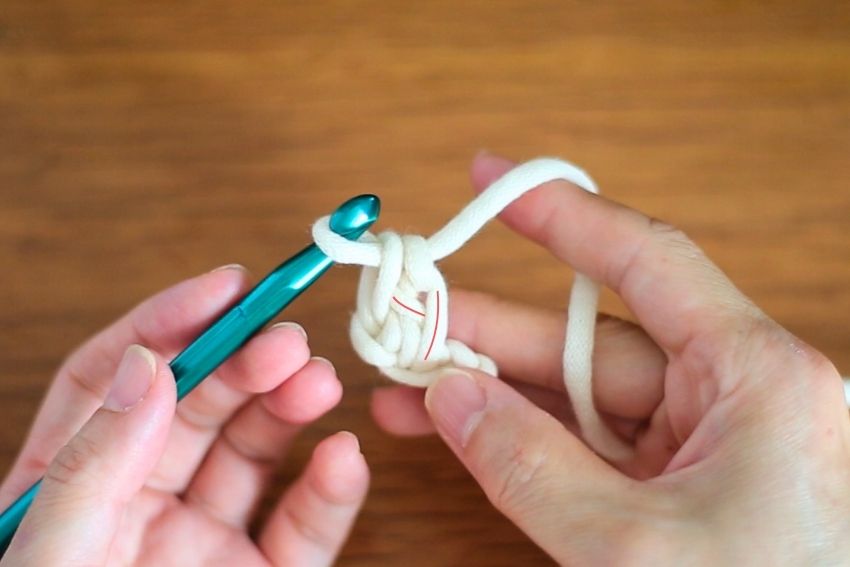 かぎ針編み 左利き 伸縮性のある作り目の目の拾い方 右側の糸2本を拾う