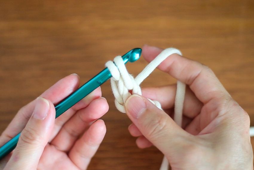 かぎ針編み 左利き 伸縮性のある作り目の目の拾い方 糸をかけて引き出したところ
